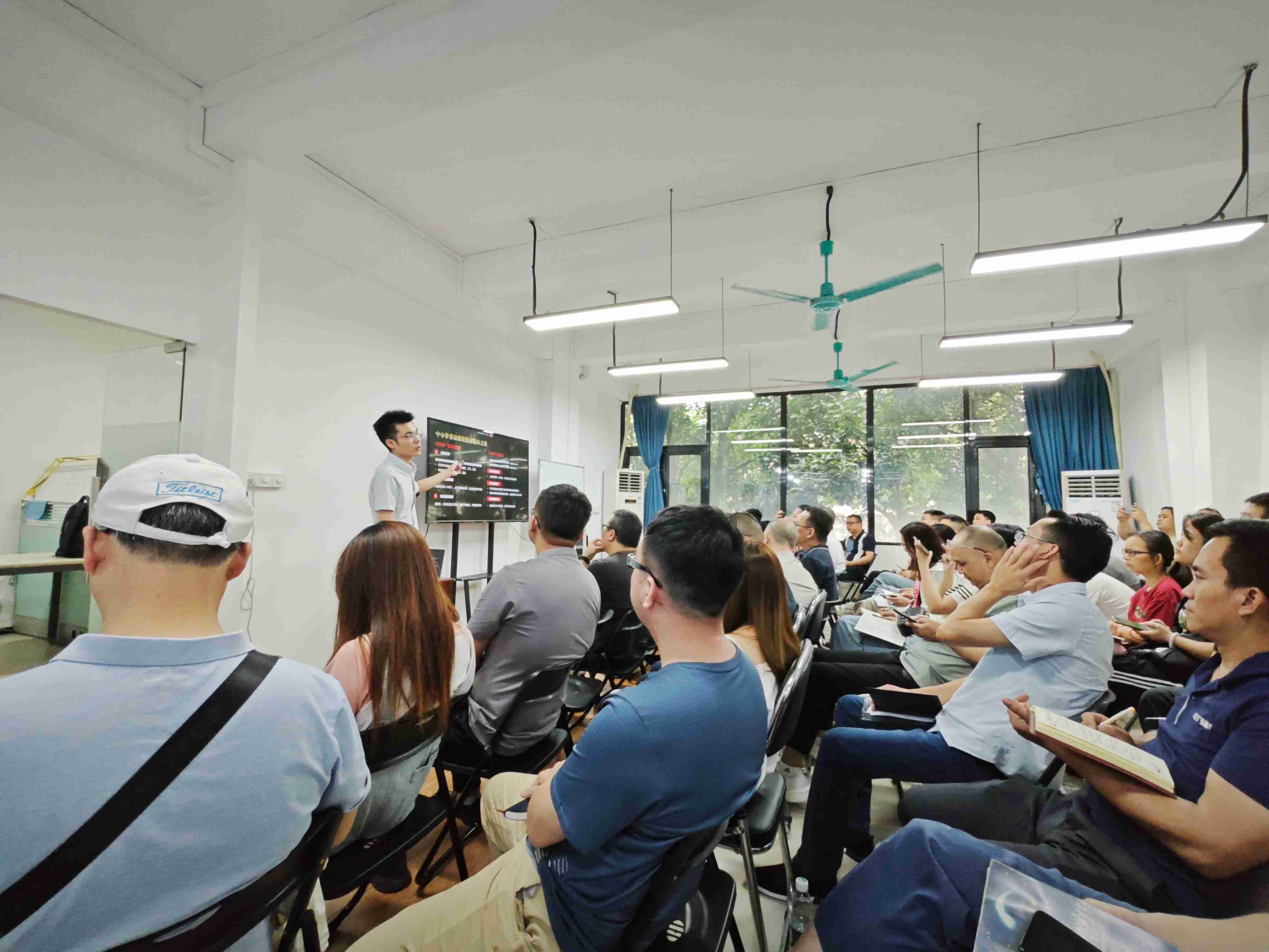 擁抱數字化轉型—— 粵北區域召開廣東新華教輔網專項工作會議